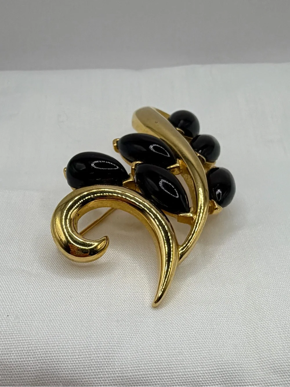 Vintage Trifari Signed Brooch Pin Gold Tone Black Cabochon Leaves Floral
